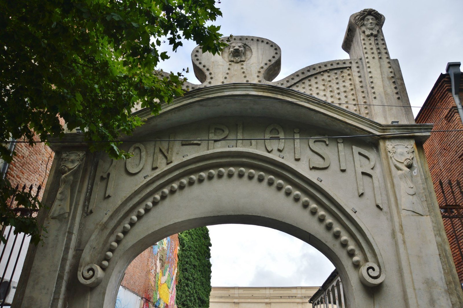 Arco art nouveau del cinema Mon-Plaisir a Kutaisi