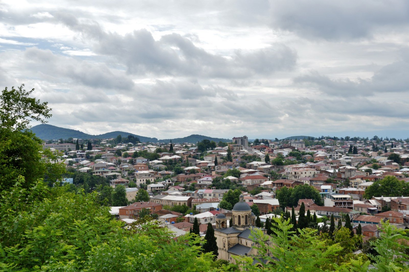 Panoramica dalla collina Ukimerioni con la chiesa dell'Annunciazione, Kutaisi