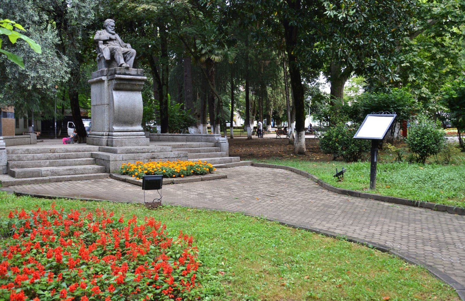 Monumento al poeta Akaki Tsereteli nel parco di Kutaisi