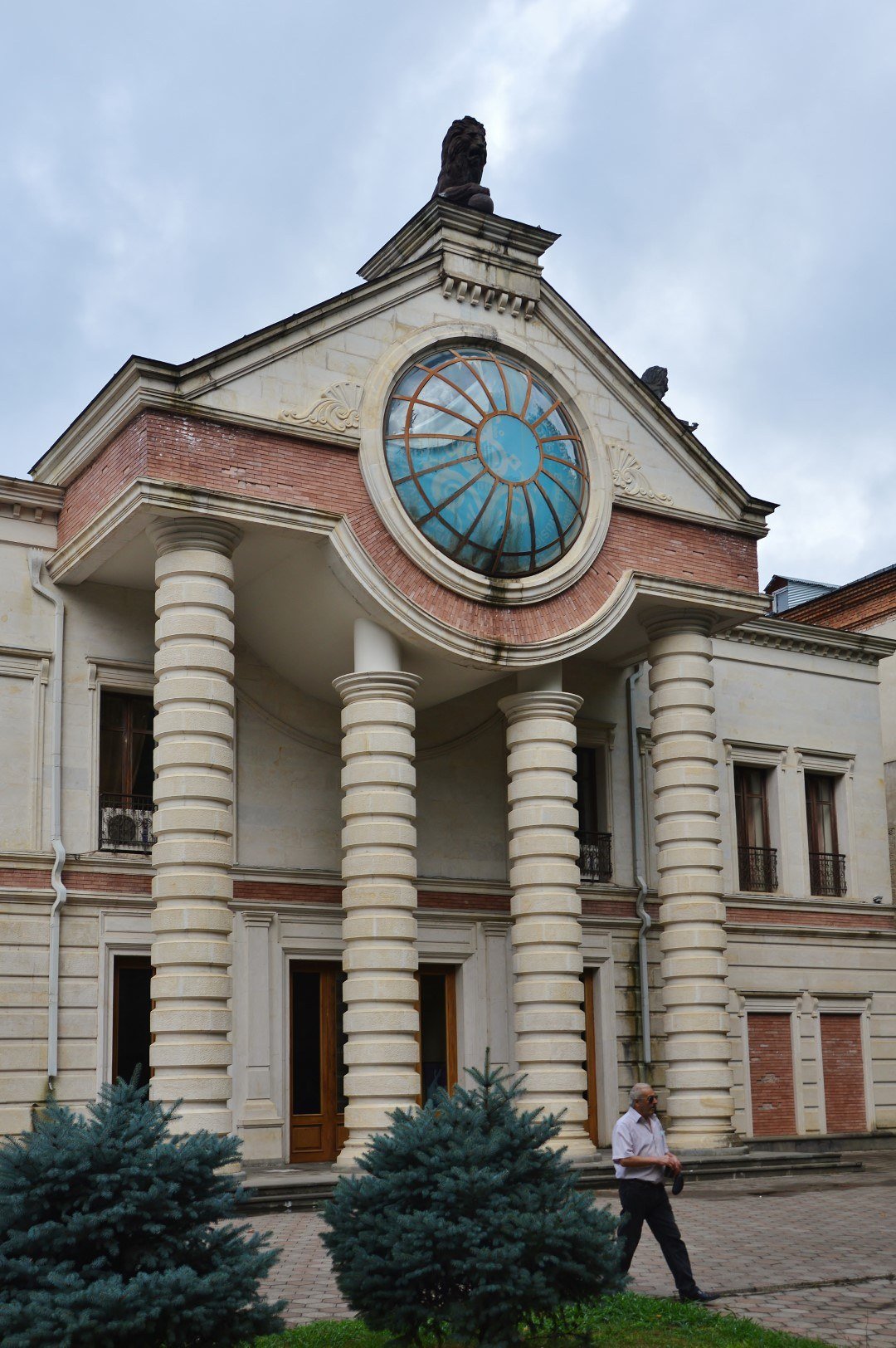 Portico del Teatro dell'Opera di Kutaisi