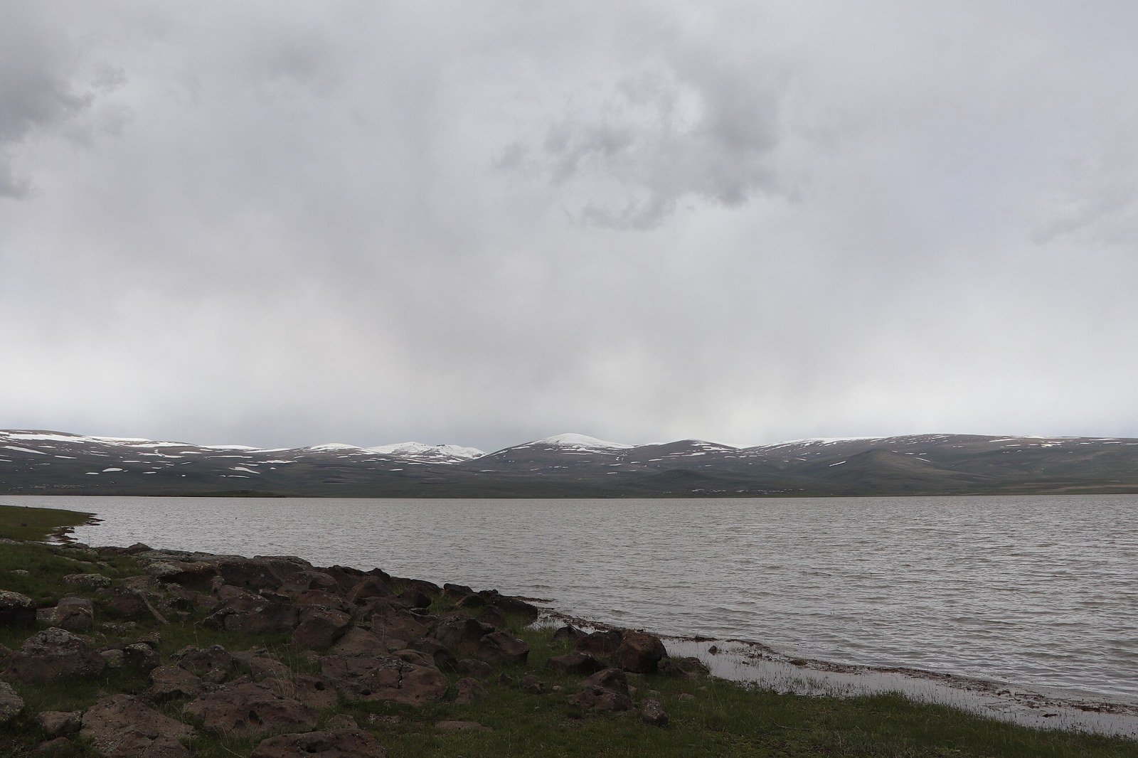 Vista panorâmica do lago Arpi no planalto de Shirak, Armênia