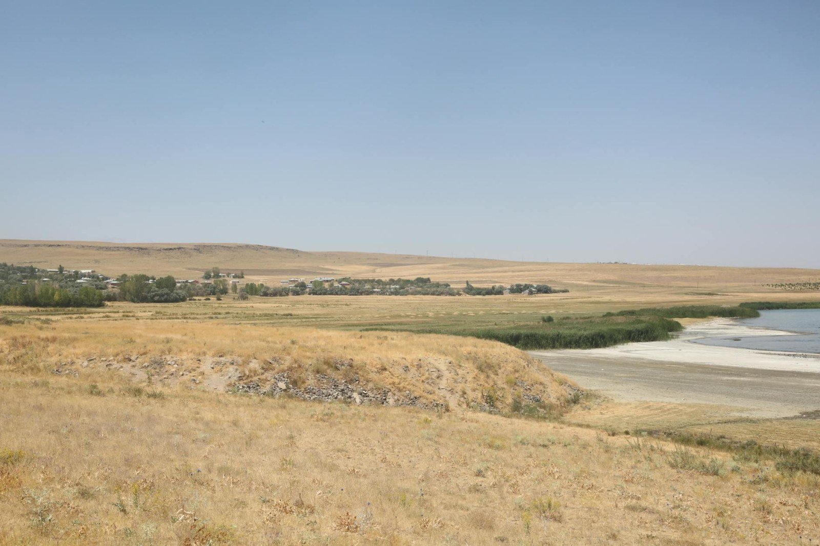 Lago Kari com o monte Aragats ao fundo, Armênia