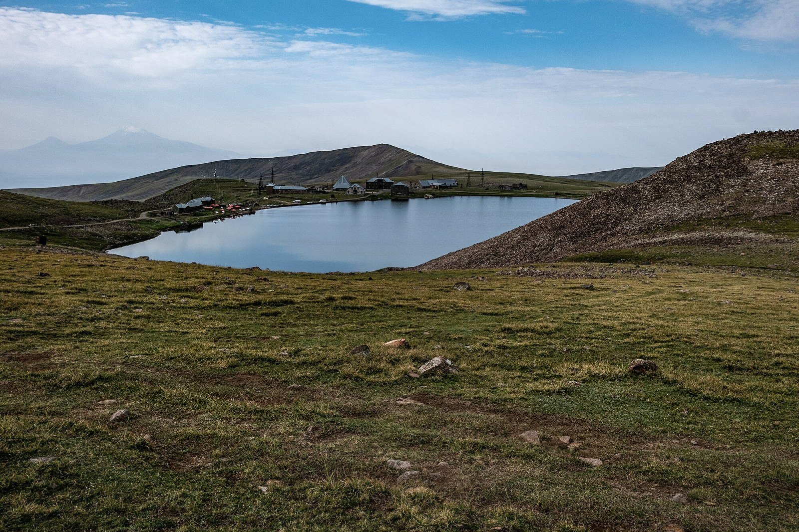 Vista panorâmica do lago Kari nas encostas vulcânicas do Aragats