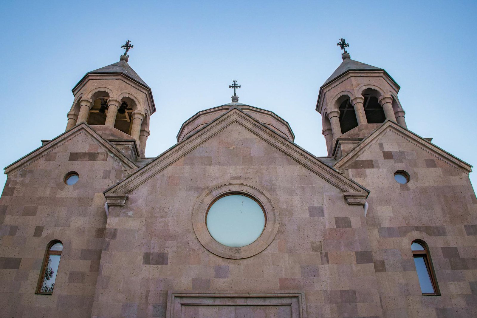Facciata del Matenadaran a Erevan con scalinata e statue di eruditi armeni