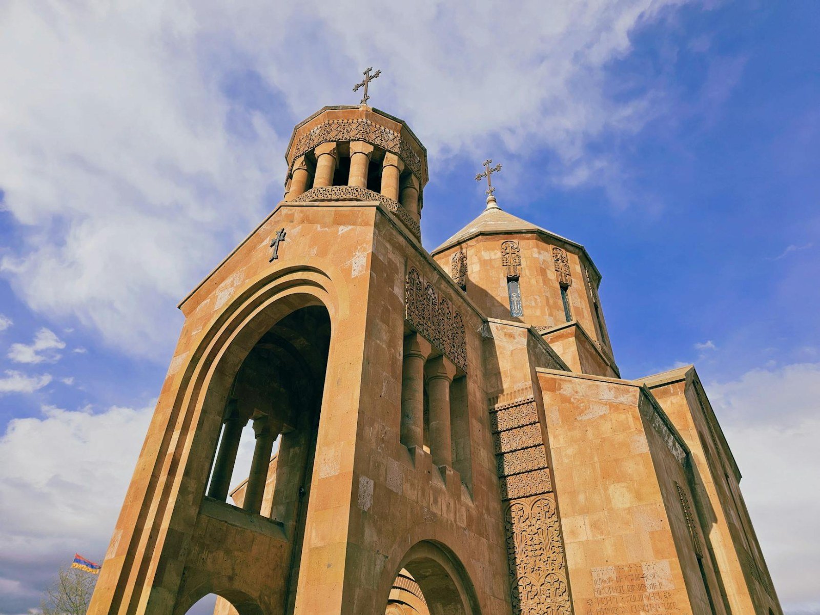 Interno del Matenadaran con vetrine di manoscritti medievali armeni