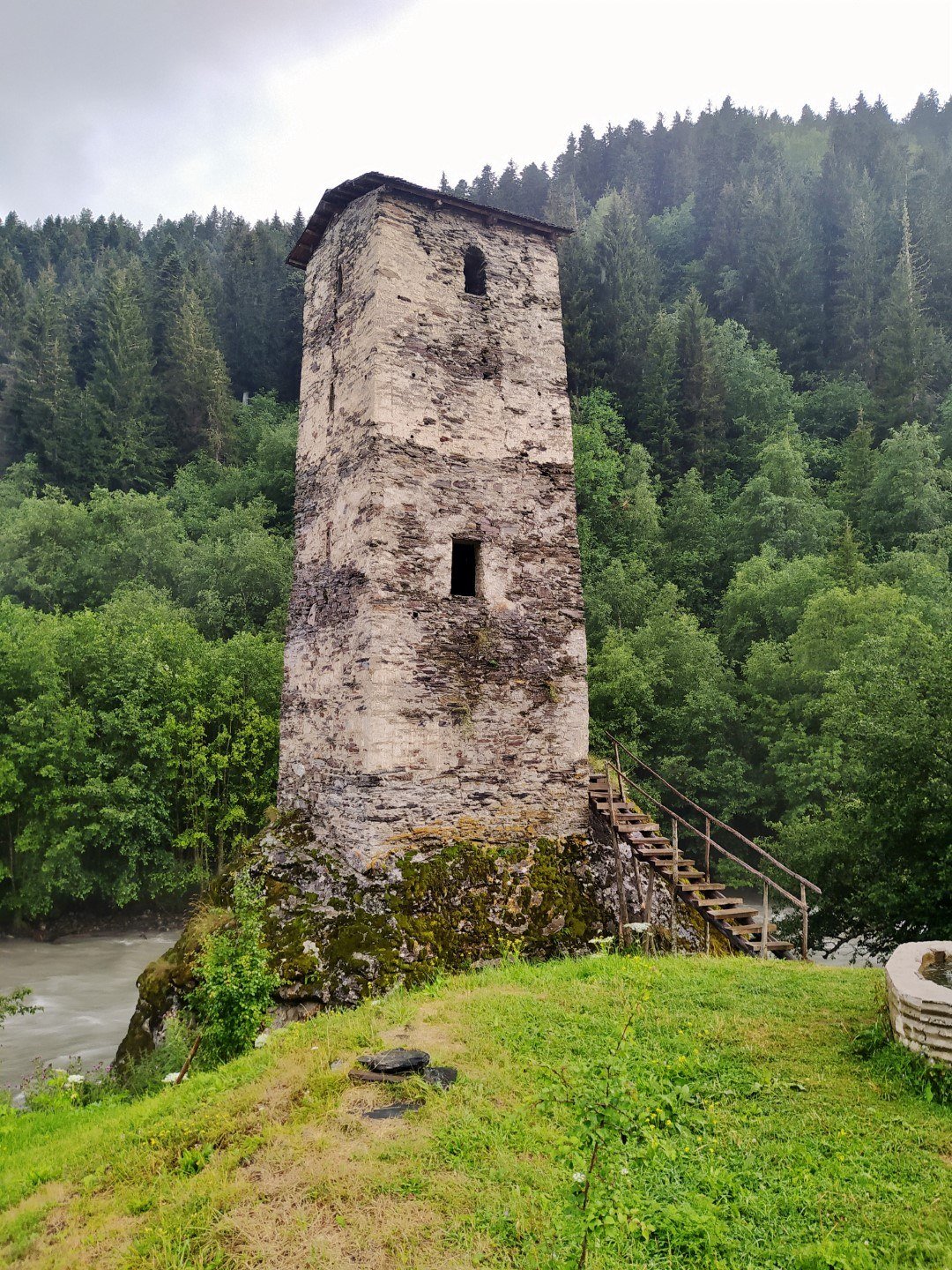Liebesturm auf der Straße Mestia-Ushguli, Swanetien