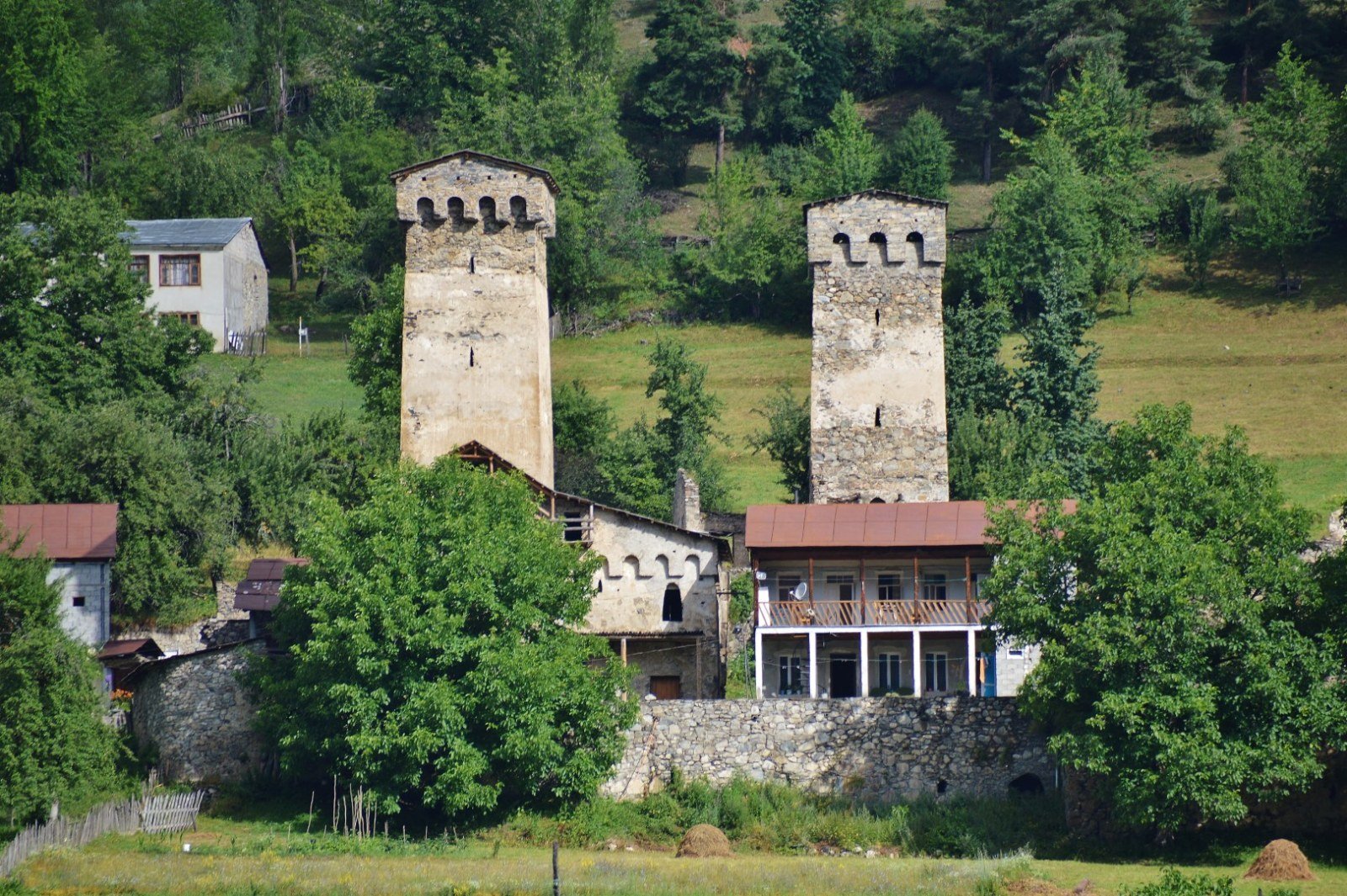 Zwei Koshki-Verteidigungstürme in Mestia, Swanetien