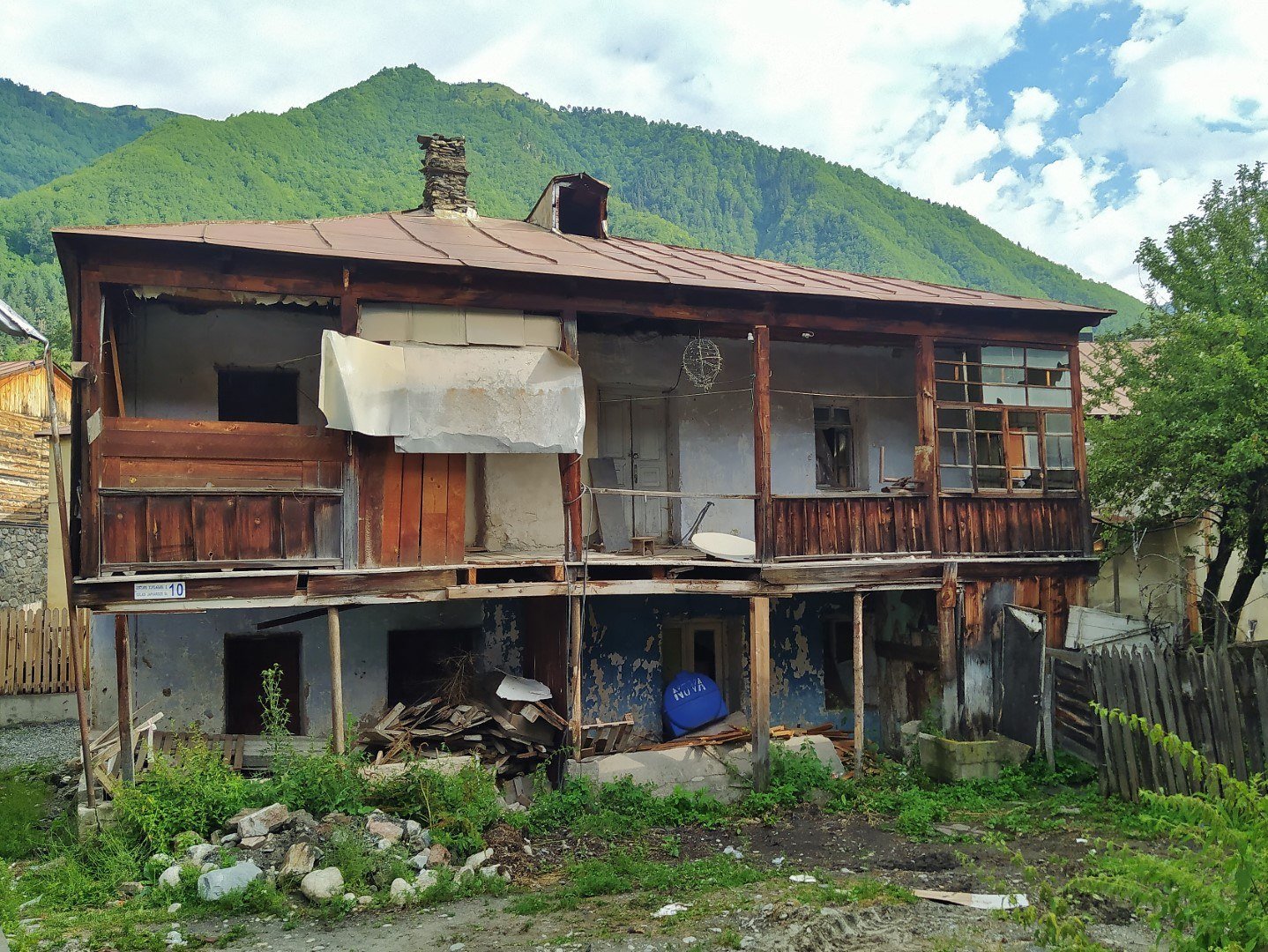 Verlassenes traditionelles Wohnhaus in Mestia, georgisches Swanetien