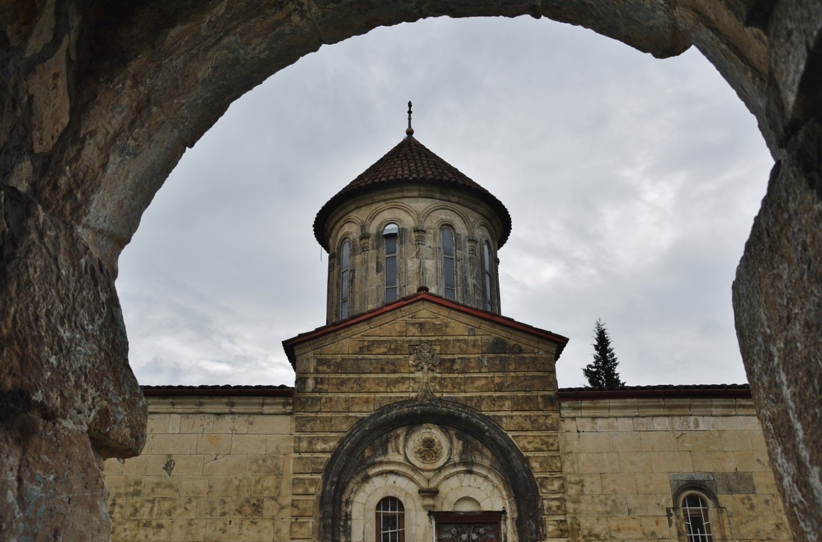 Dome and west façade of Motsameta Monastery seen from the bridge