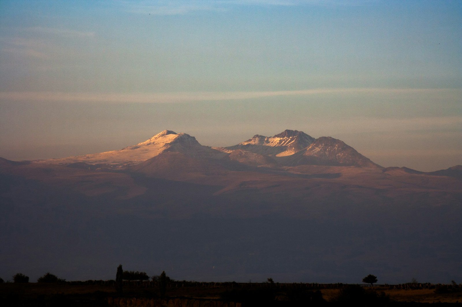 Blick auf den Berg Aragats mit seinem Vulkankrater und klarem Himmel