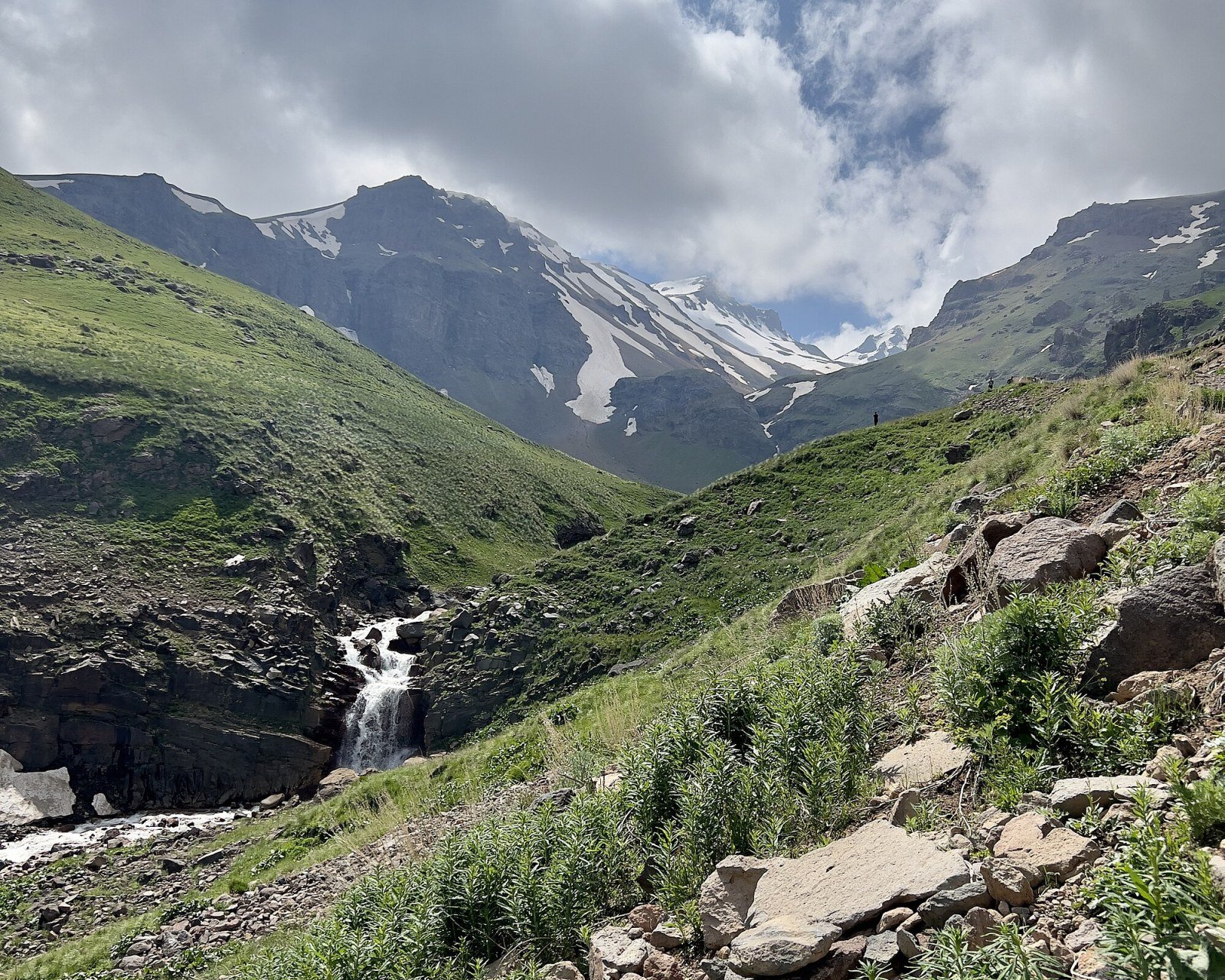 Kari-See am Fuß des Berges Aragats im Sommer