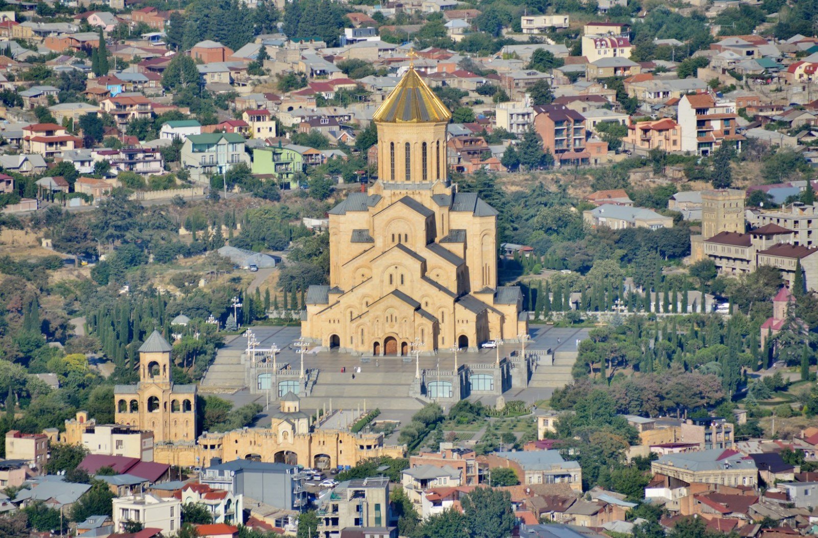 Cattedrale della Santissima Trinità vista dal parco Mtatsminda