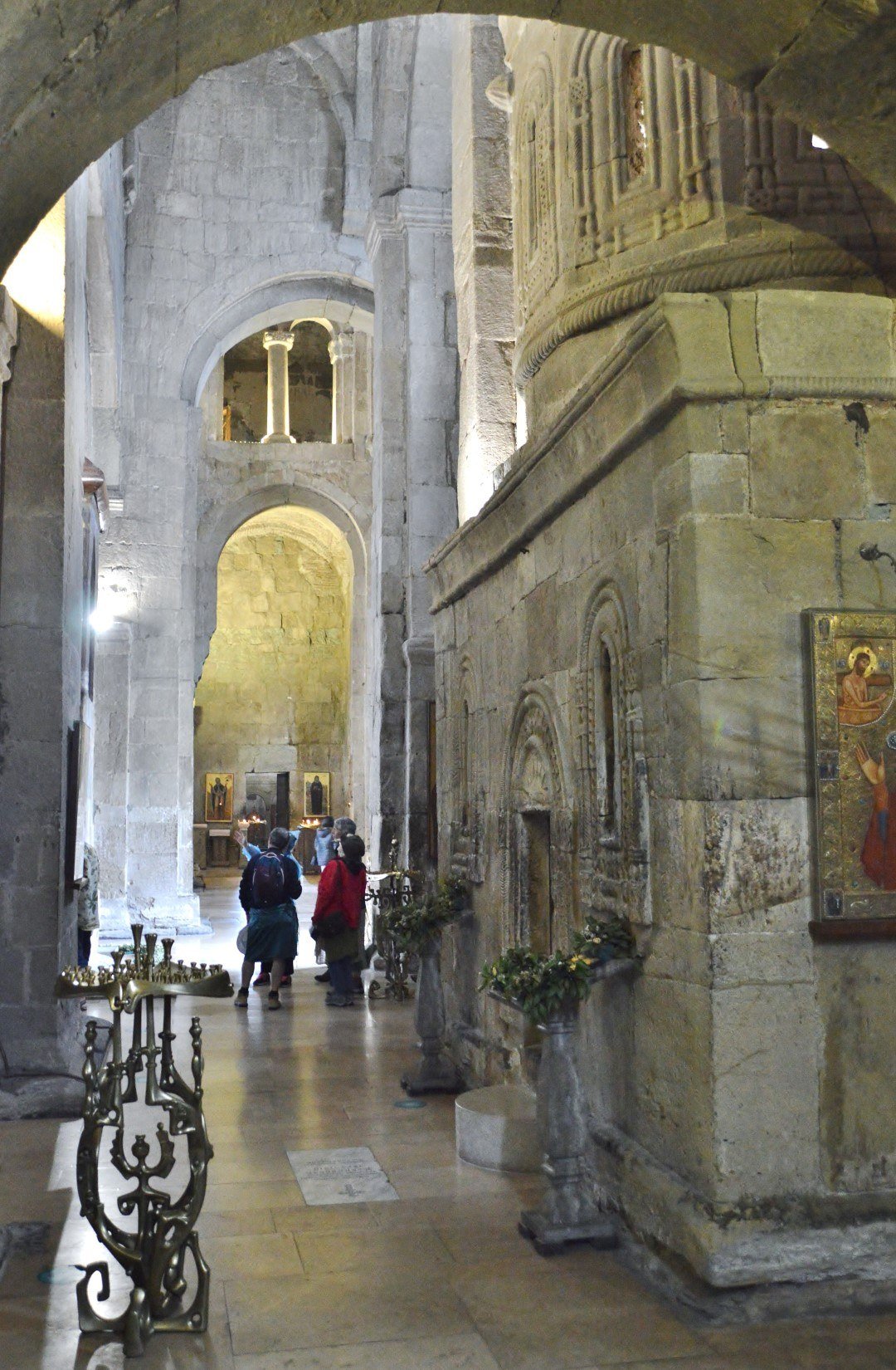 Gospel nave with replica of the Holy Sepulchre chapel in Sveti Tskhoveli