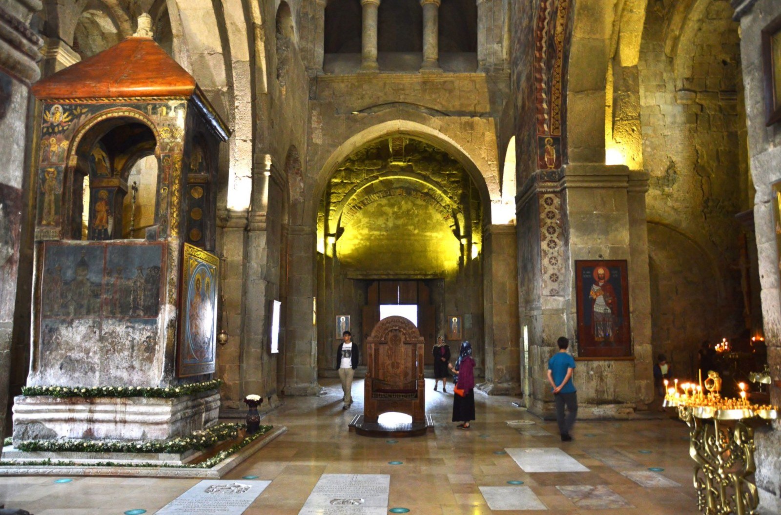 View from the iconostasis toward the west end of Sveti Tskhoveli