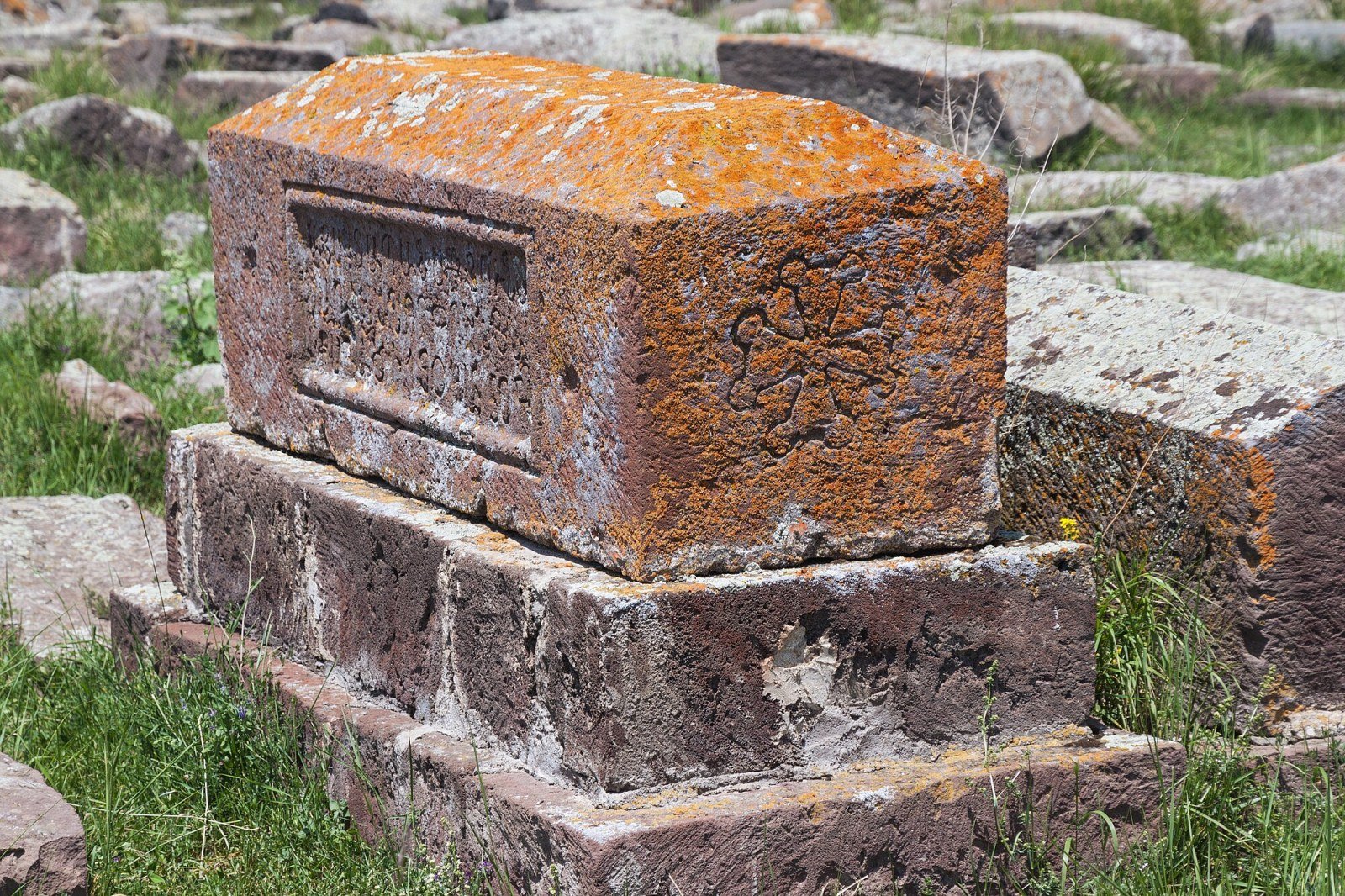 Dettaglio di scultura su jachkar del Cimitero di Noratus