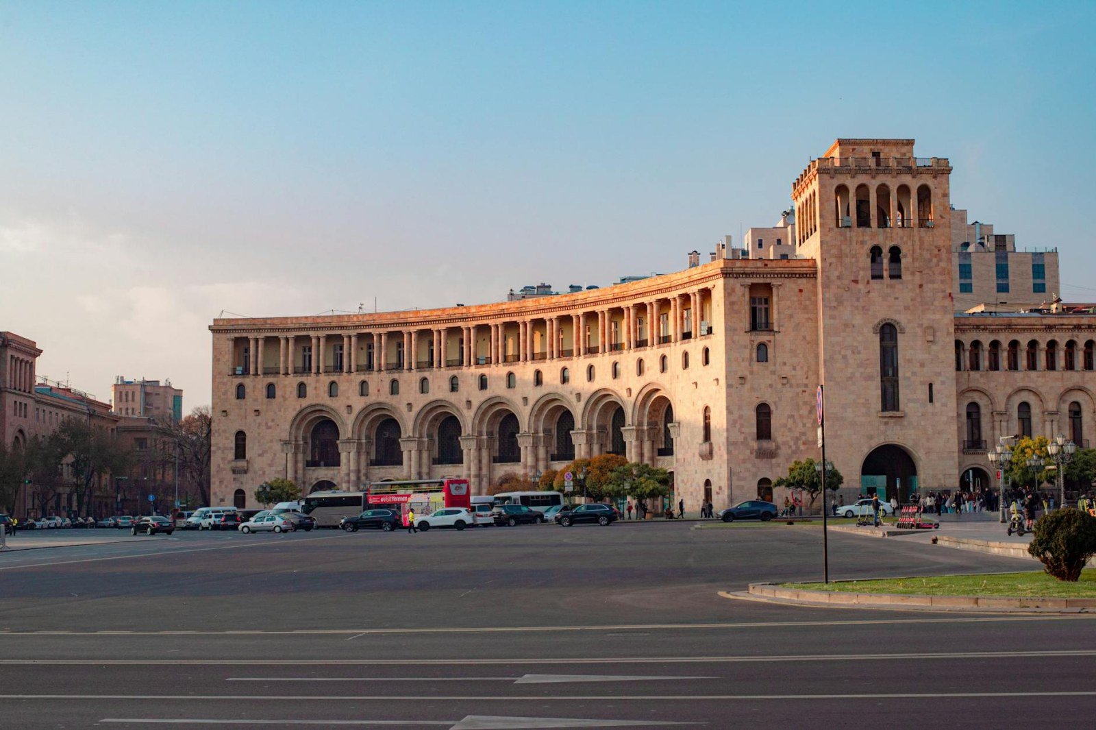 Vista panoramica di Piazza della Repubblica a Yerevan con edifici in tufo rosa