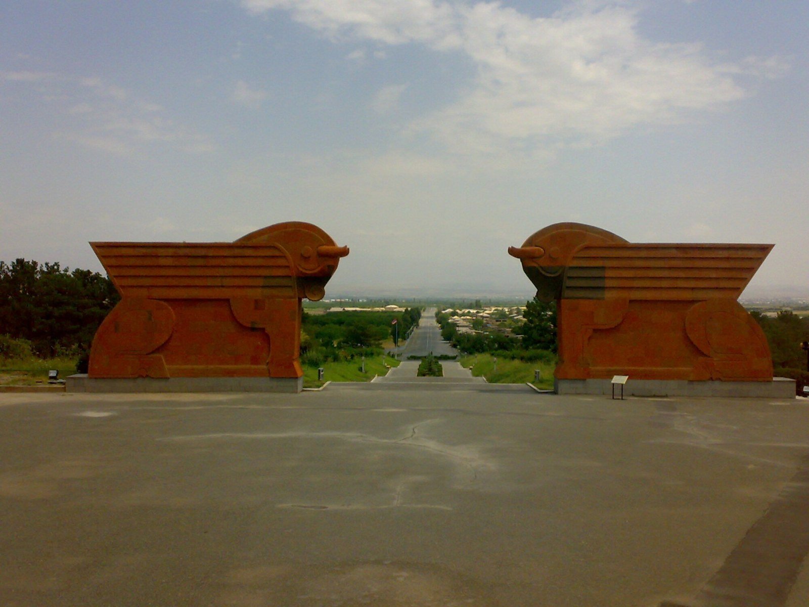 Dettaglio dei tori alati di basalto all'ingresso del Memoriale di Sardarapat, Armenia