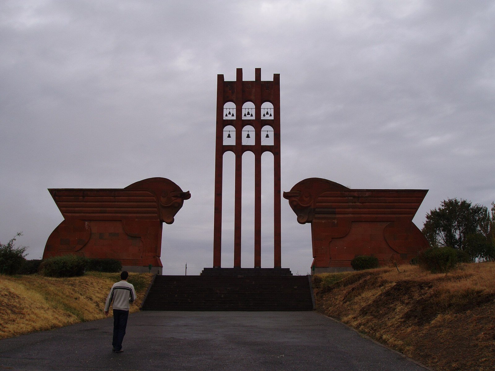 Vista generale del Memoriale di Sardarapat con i tori di basalto e il campanile centrale