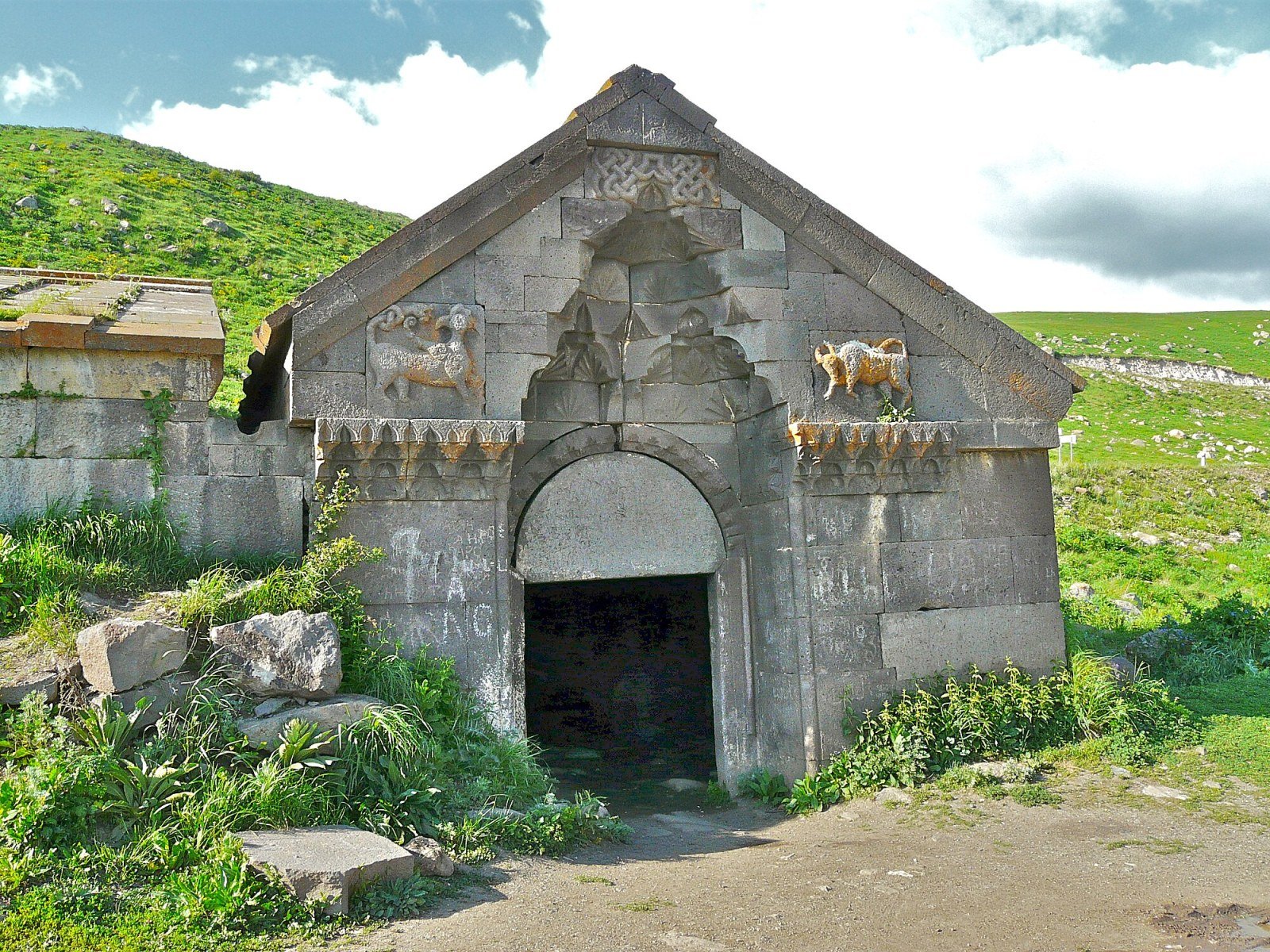Vista esterna del Caravanserraglio di Selim circondato dal paesaggio alpino armeno