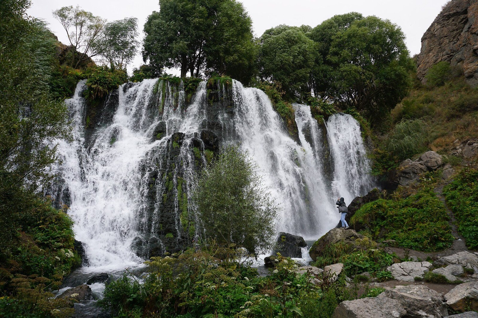 Wasserfall Shaki über schwarzem Basalt in Syunik, Armenien