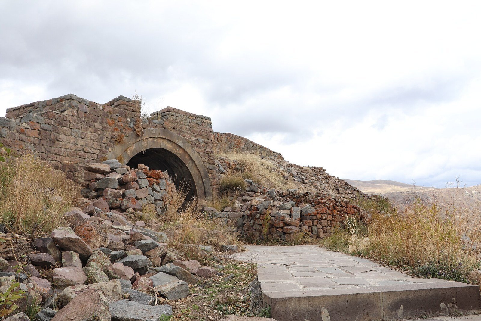 Torri medievali di Smbataberd con la valle del fiume Arpa sullo sfondo