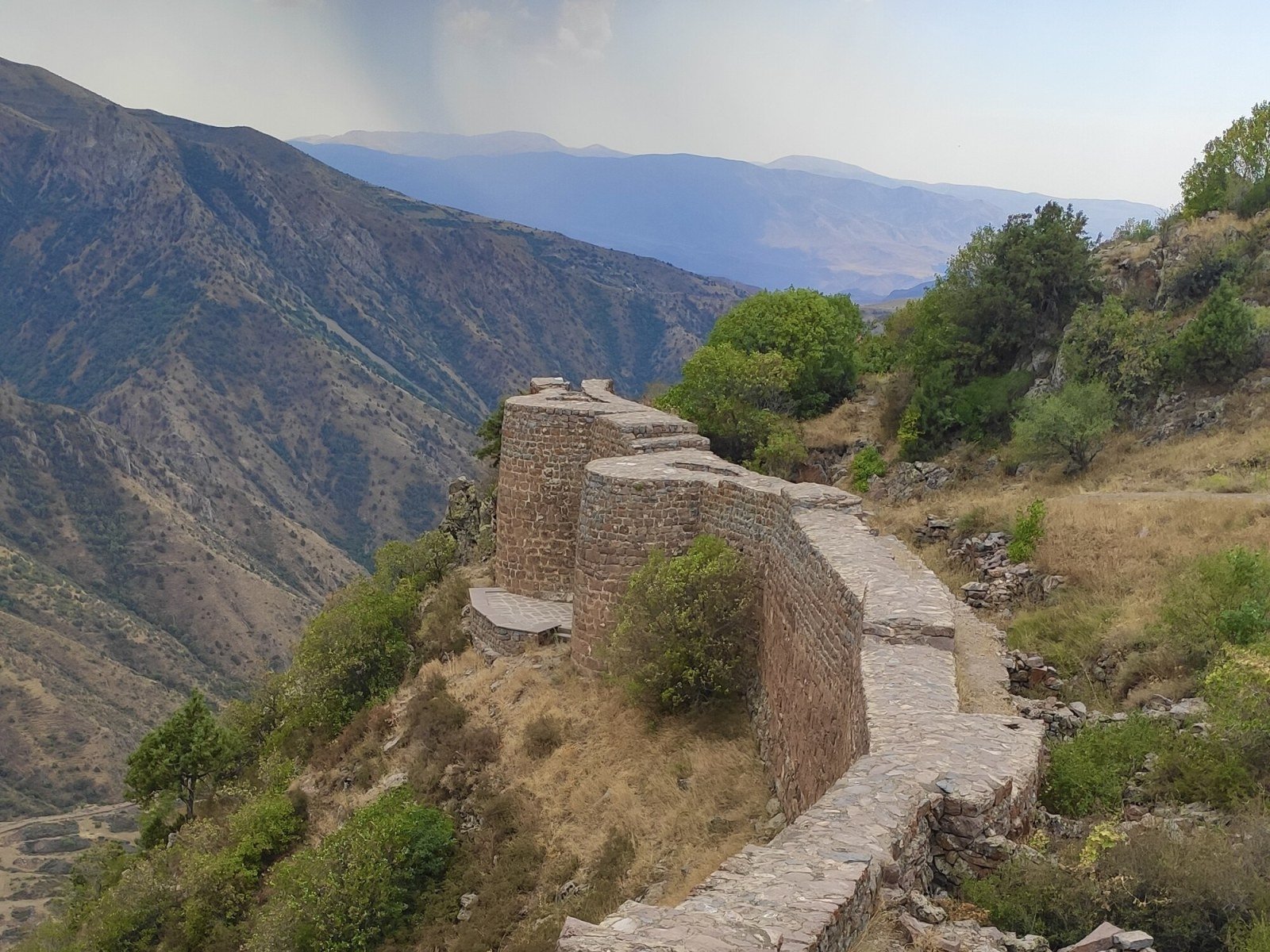 Vista panoramica dalla Fortezza di Smbataberd sulla valle di Vayots Dzor