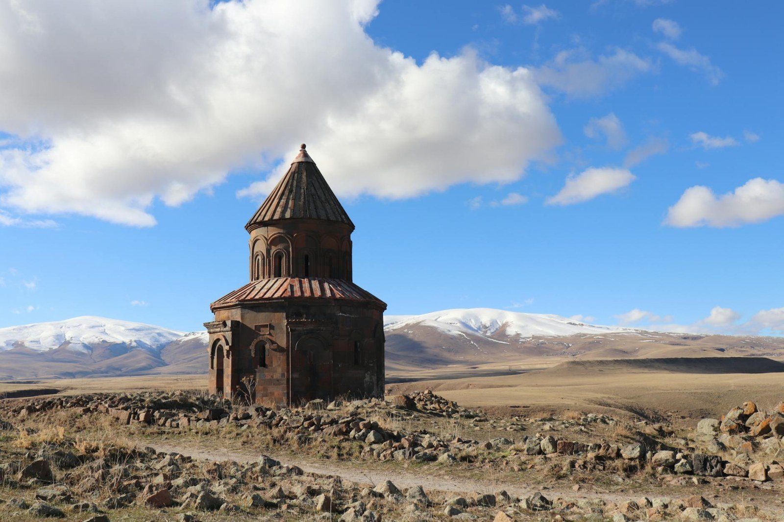 Vegetazione lussureggiante del dendroparco di Stepanavan in Armenia