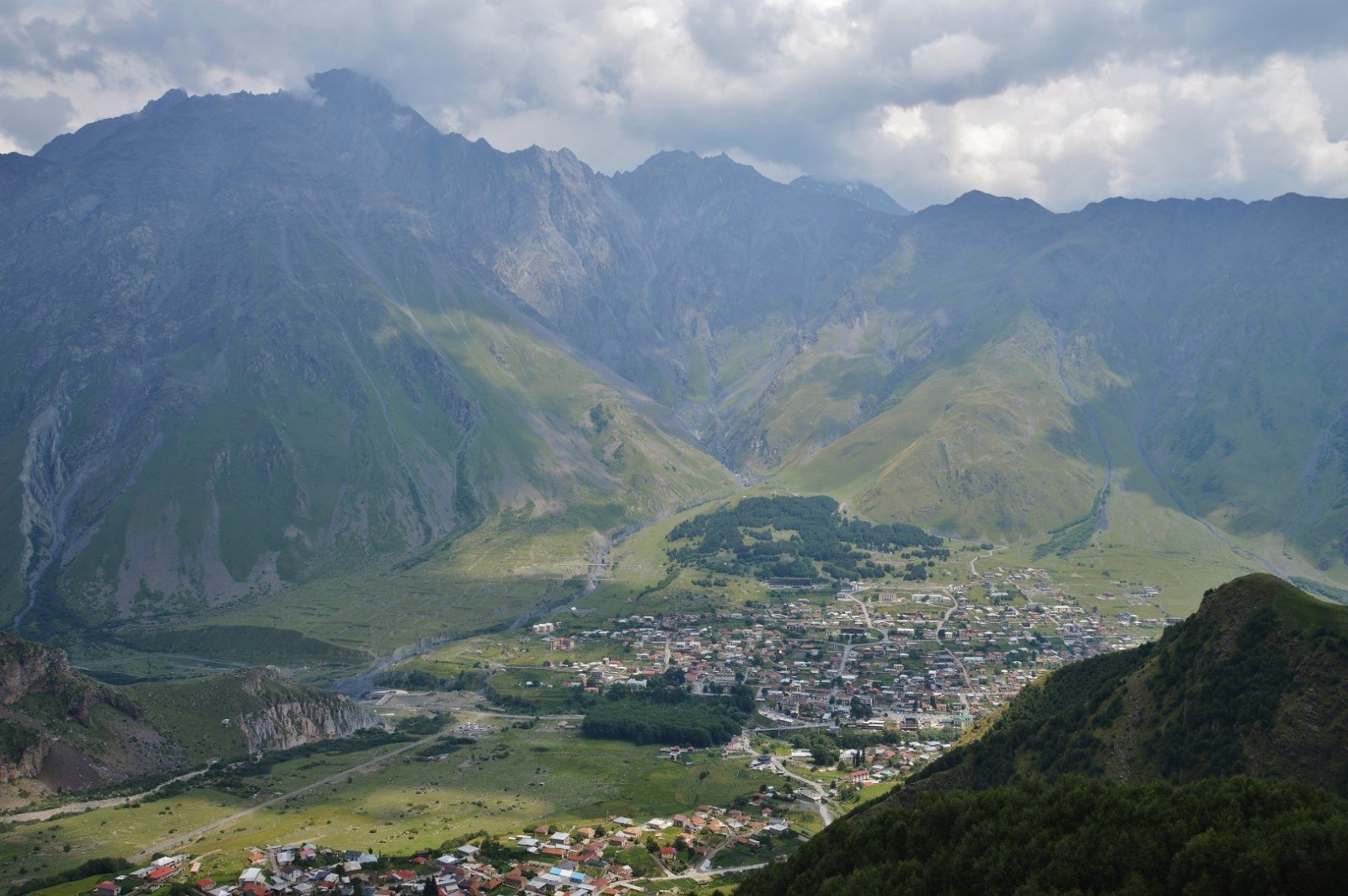 Panorâmica de Kazbegi e o monte Kazbek desde a igreja de Gergeti