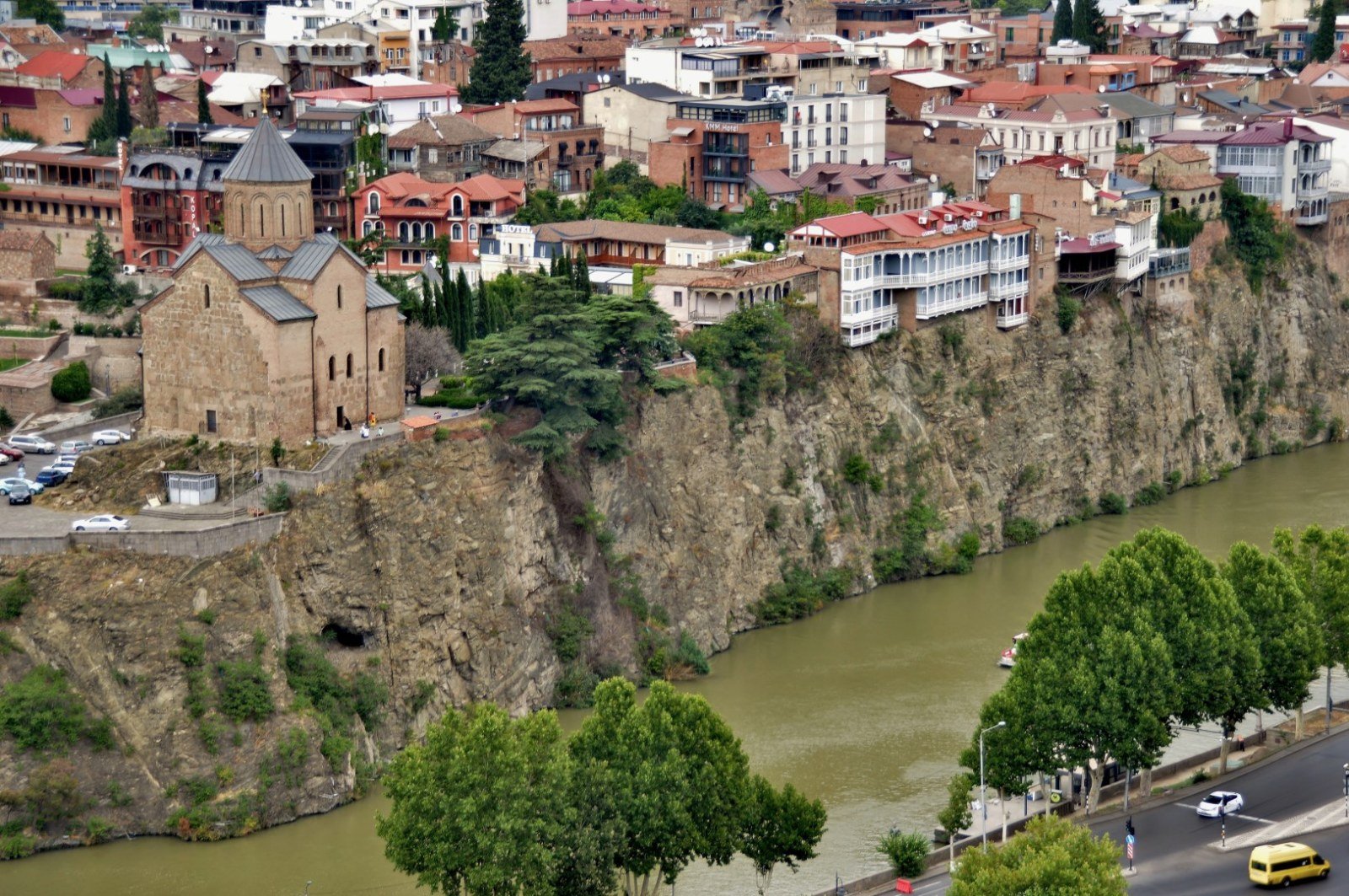 Chiesa di Metekhi sulla rupe del fiume Kurá, Tbilisi