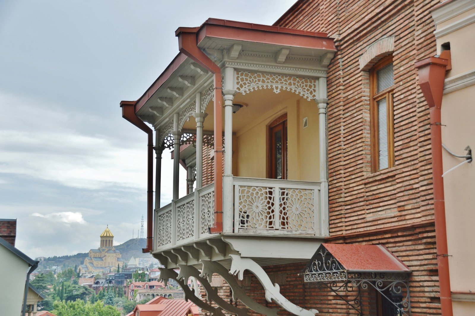 Balcone tradizionale in legno in via del Botanico, Tbilisi