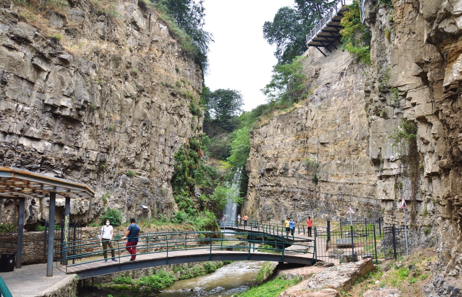 Canyon Leghvtakhevi con cascata sullo sfondo, Tbilisi