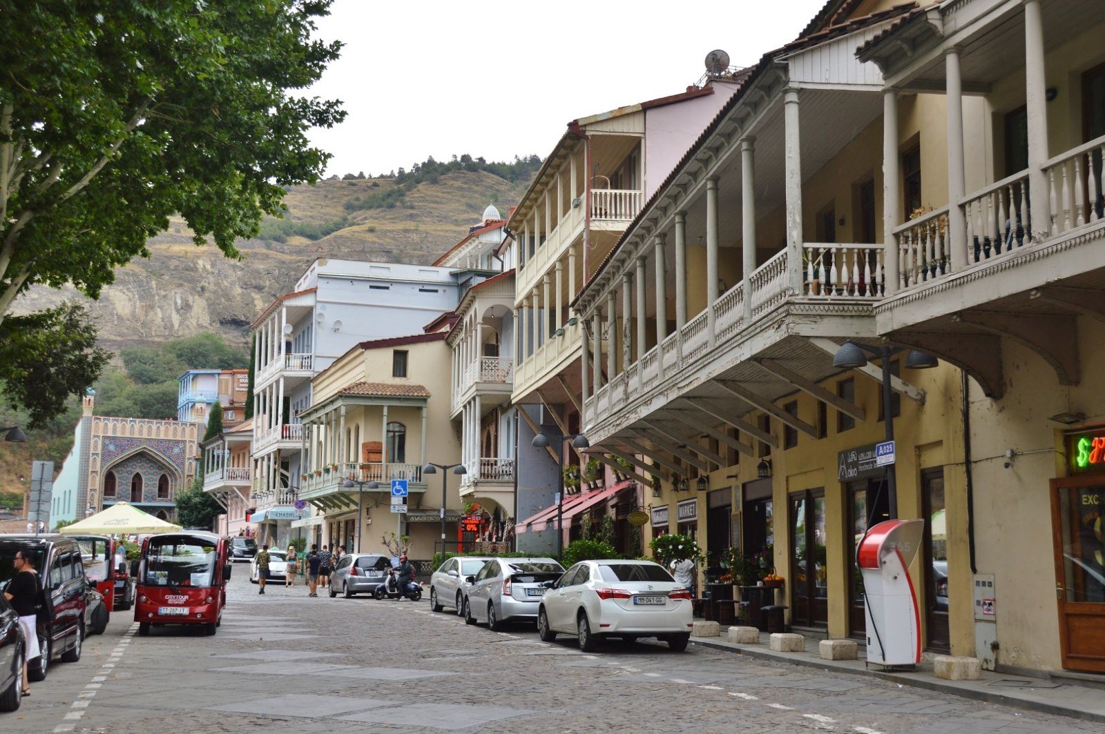 Edifici con balconi in via Abano con i bagni Orbeliani sullo sfondo, Tbilisi