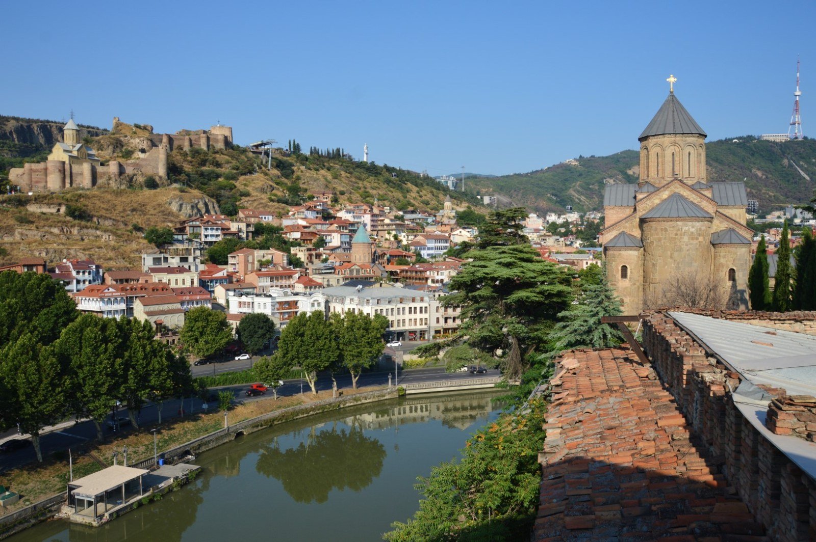Panoramica del fiume Kurá, chiesa Metekhi e quartiere di Kala, Tbilisi