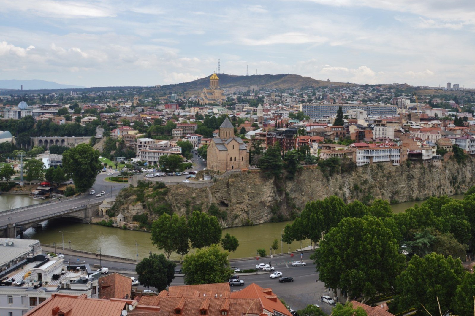 Fiume Kurá, chiesa Metekhi e cattedrale Trinità da Narikala, Tbilisi