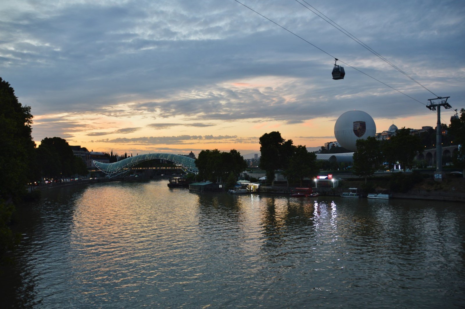 Fiume Kurá, Ponte della Pace e mongolfiera dal ponte Metekhi, Tbilisi