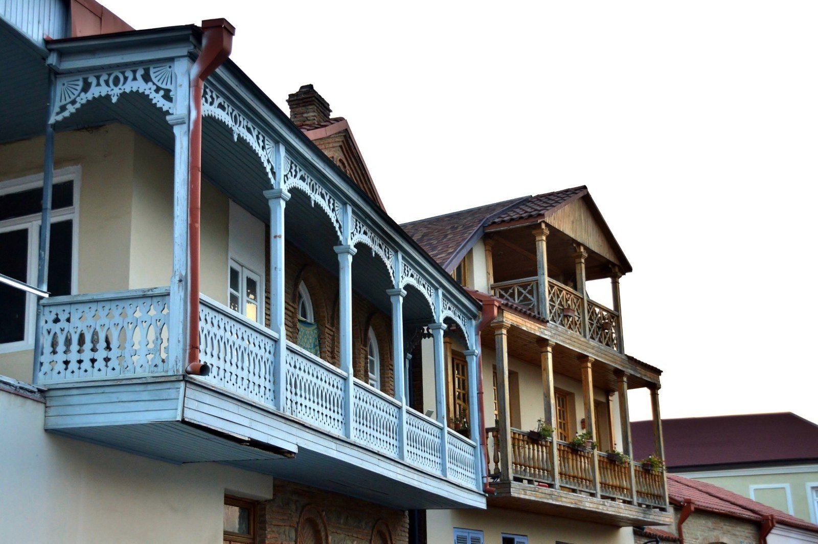 Dettaglio di balconi intagliati in via Cholokashvili a Telavi