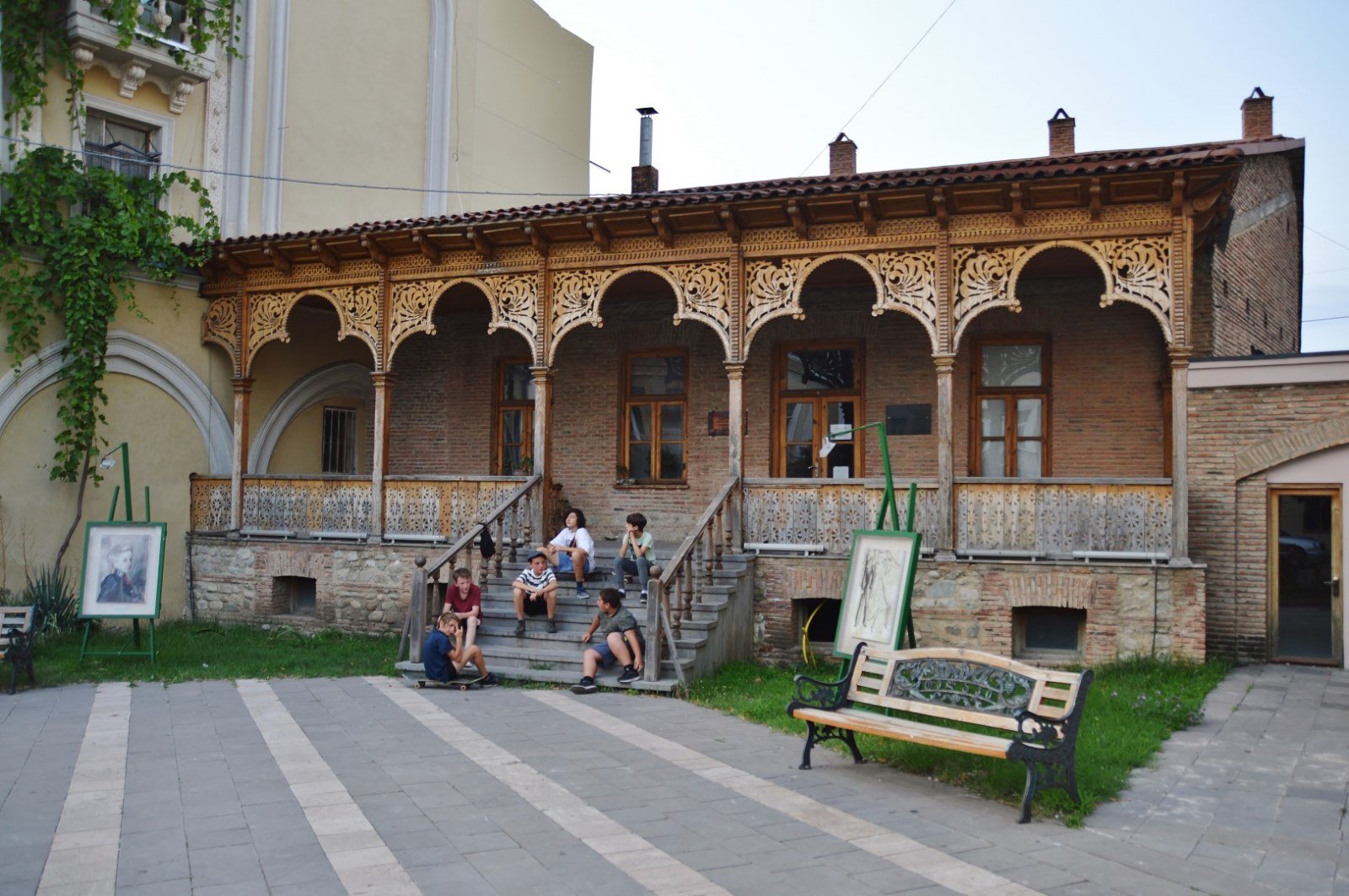 Scuola d'Arte di Telavi, facciata esterna