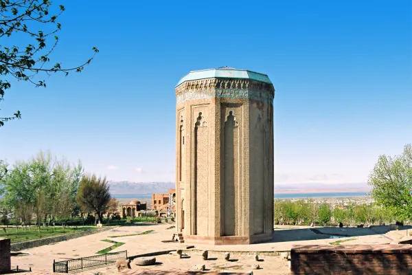 Mausoleo de Momine Jatun