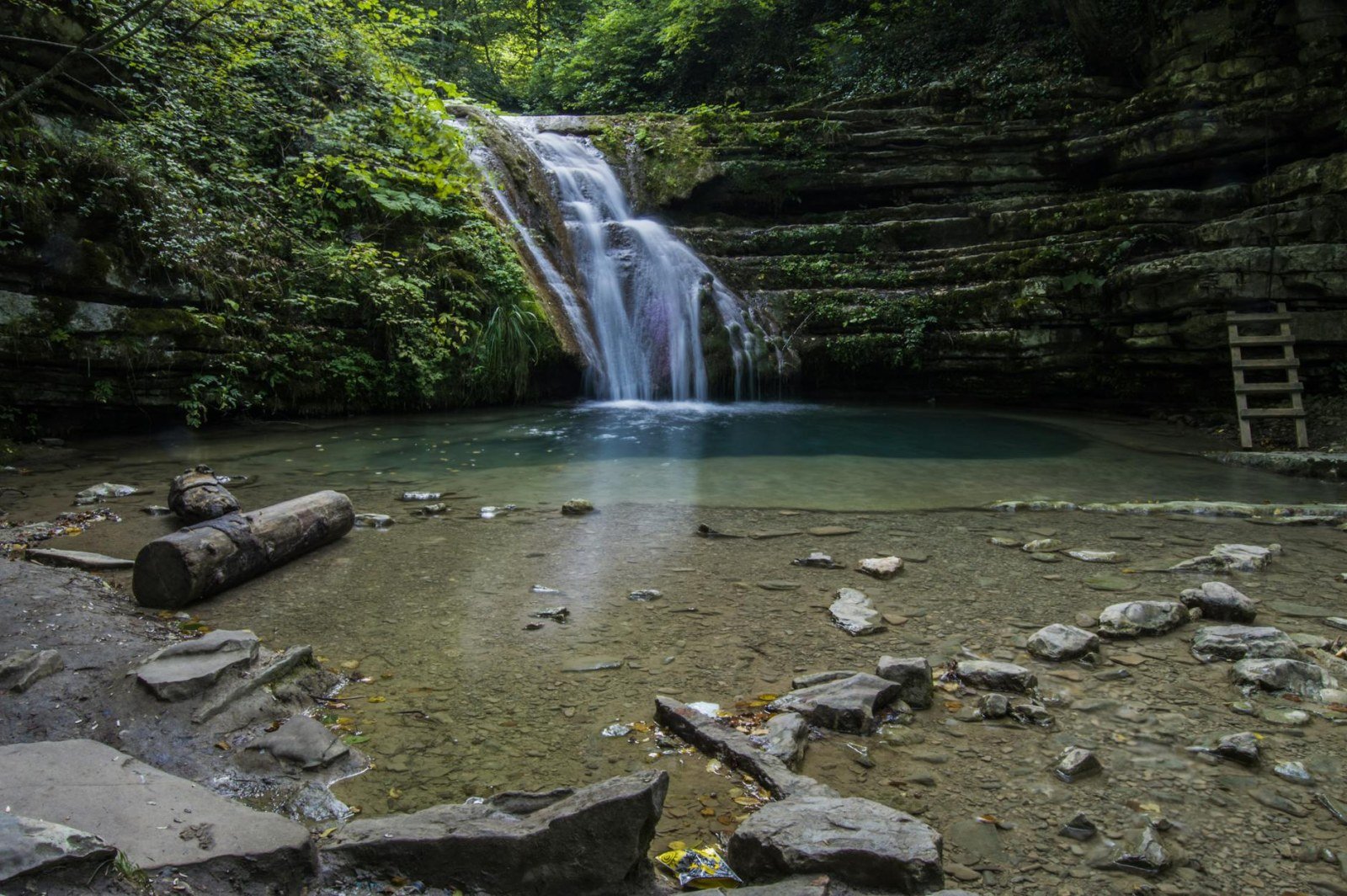 Detail des Hauptstrahls des Trchkan-Wasserfalls und der Gischt des Chichkhan