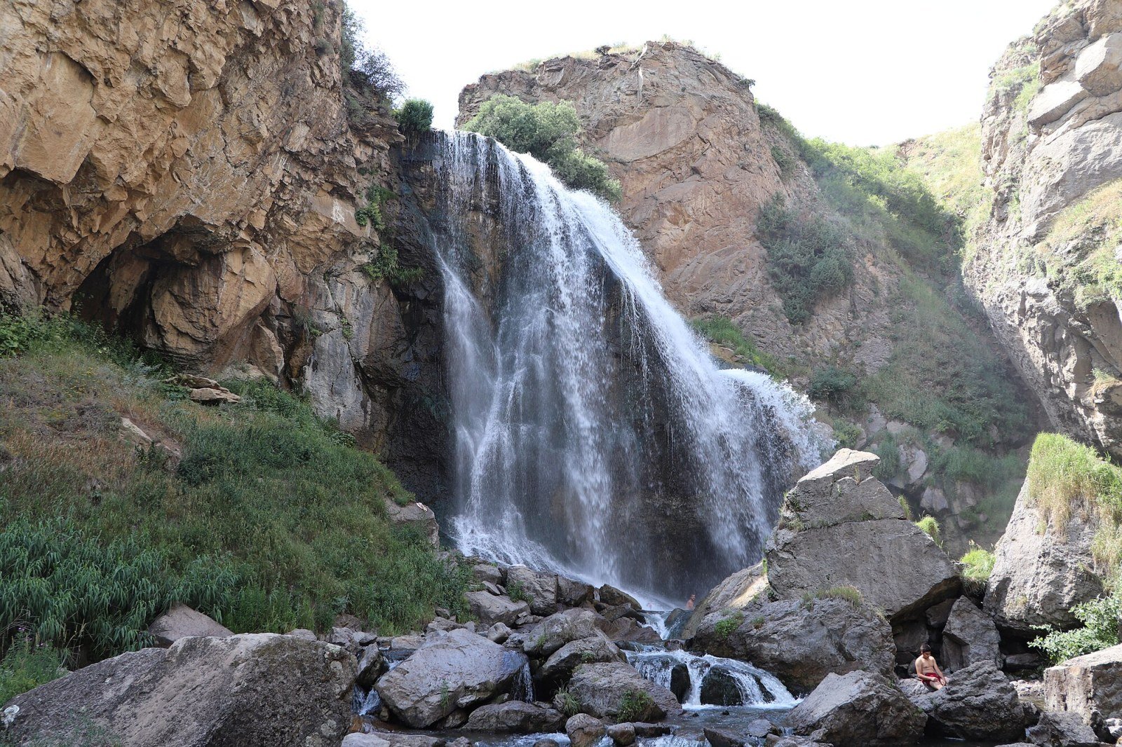Trchkan-Wasserfall im Sommer, Frontalansicht aus der Chichkhan-Schlucht