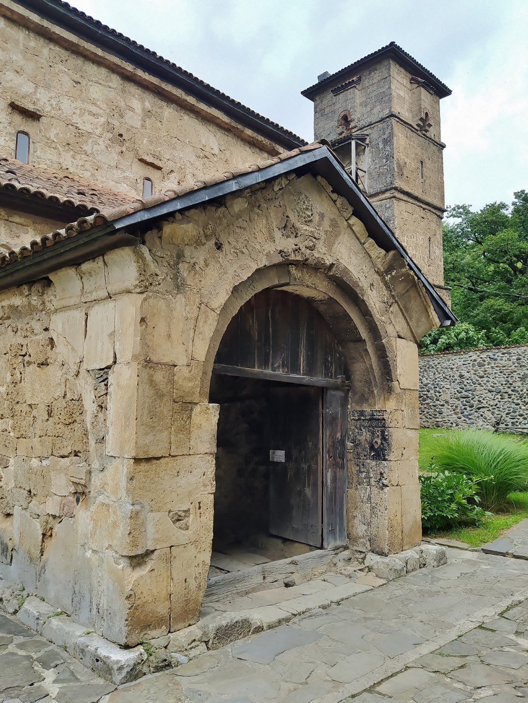 Southern portico, Ubisa Monastery