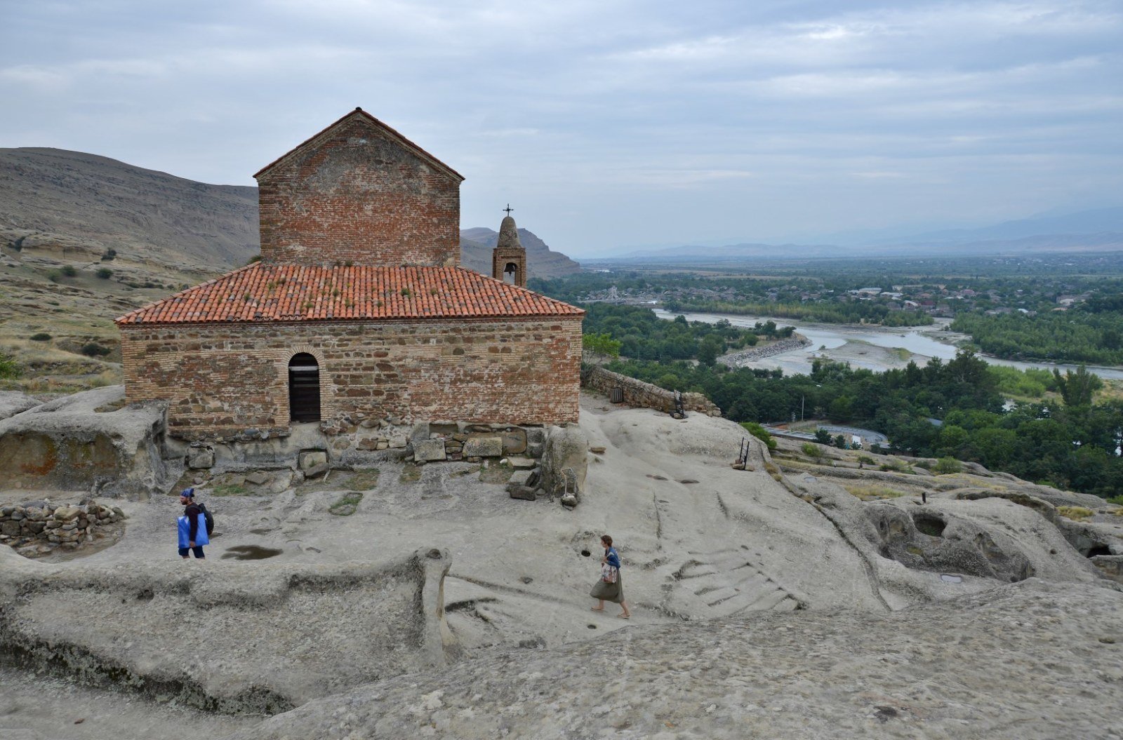 Basílica de três naves de Uplistsikhe com o vale do Kura ao fundo