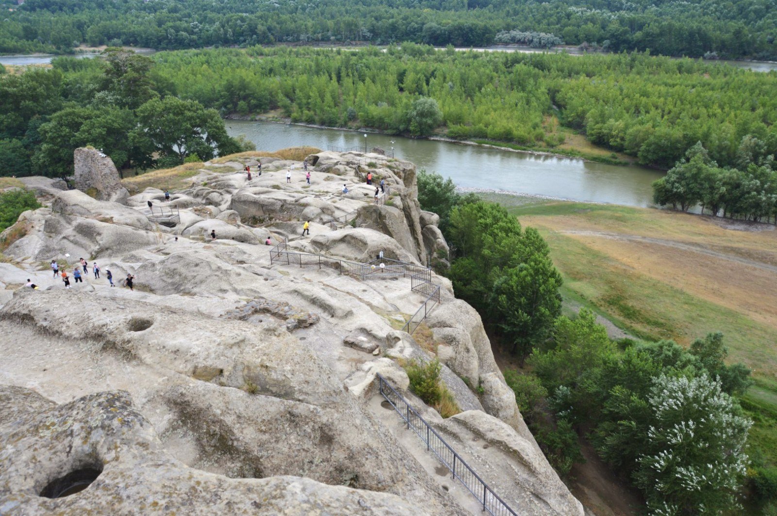 Esporão rochoso de Uplistsikhe sobre o vale do rio Mtkvari
