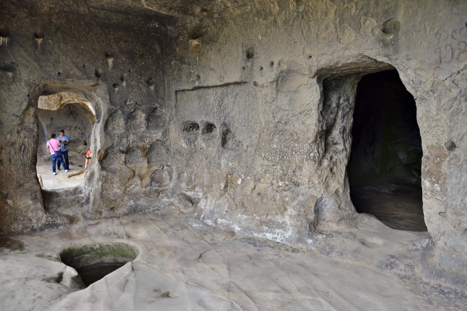 Aposentos junto ao teatro da cidade rupestre de Uplistsikhe