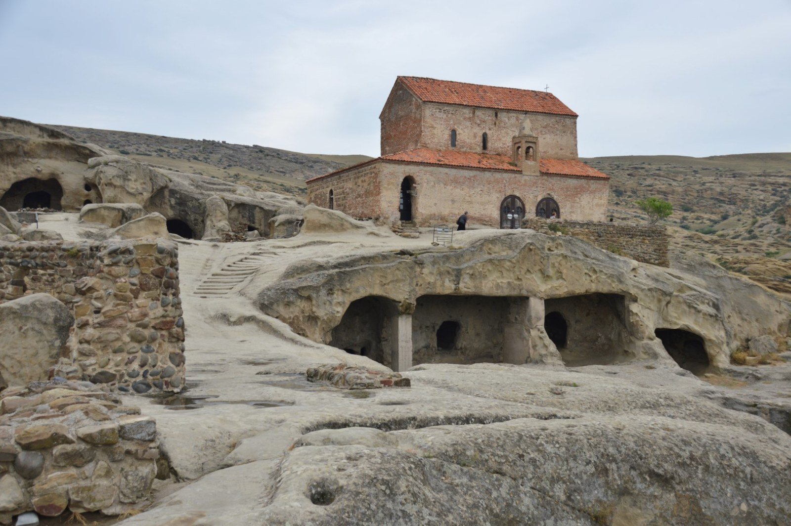 Praça principal e basílica de três naves de Uplistsikhe