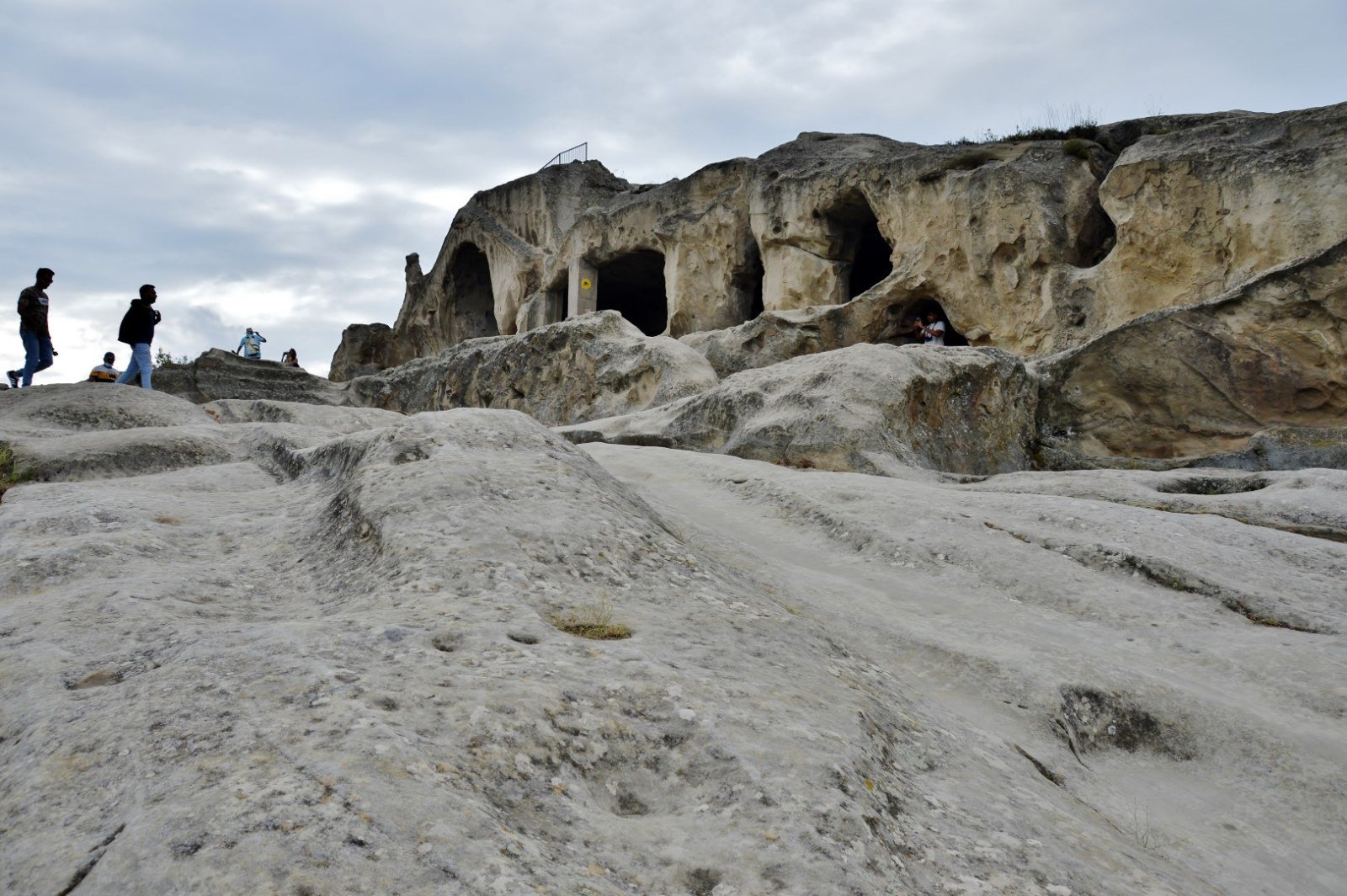 Templo com caixas no sítio rupestre de Uplistsikhe