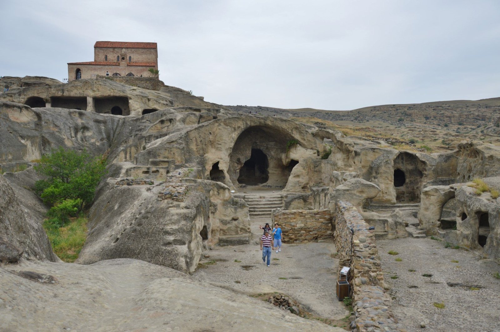 Templo Makvliani e basílica de três naves de Uplistsikhe
