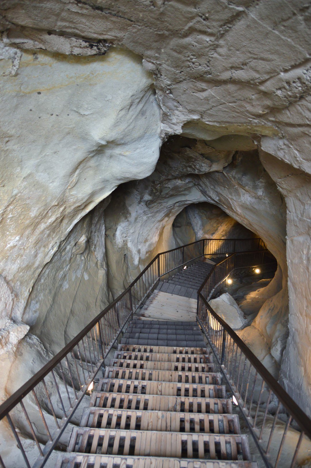 Túnel de descida entre os níveis da cidade rupestre de Uplistsikhe