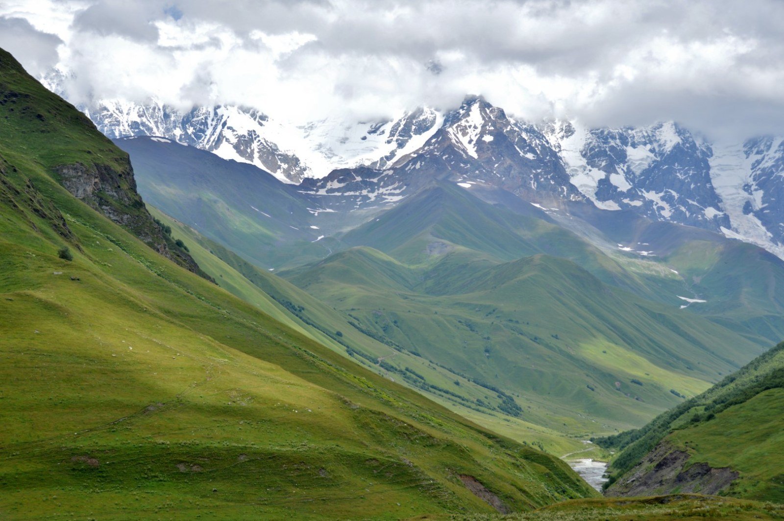 Hänge des Berges Shkhara, gesehen von der Lamaria-Kirche in Ushguli