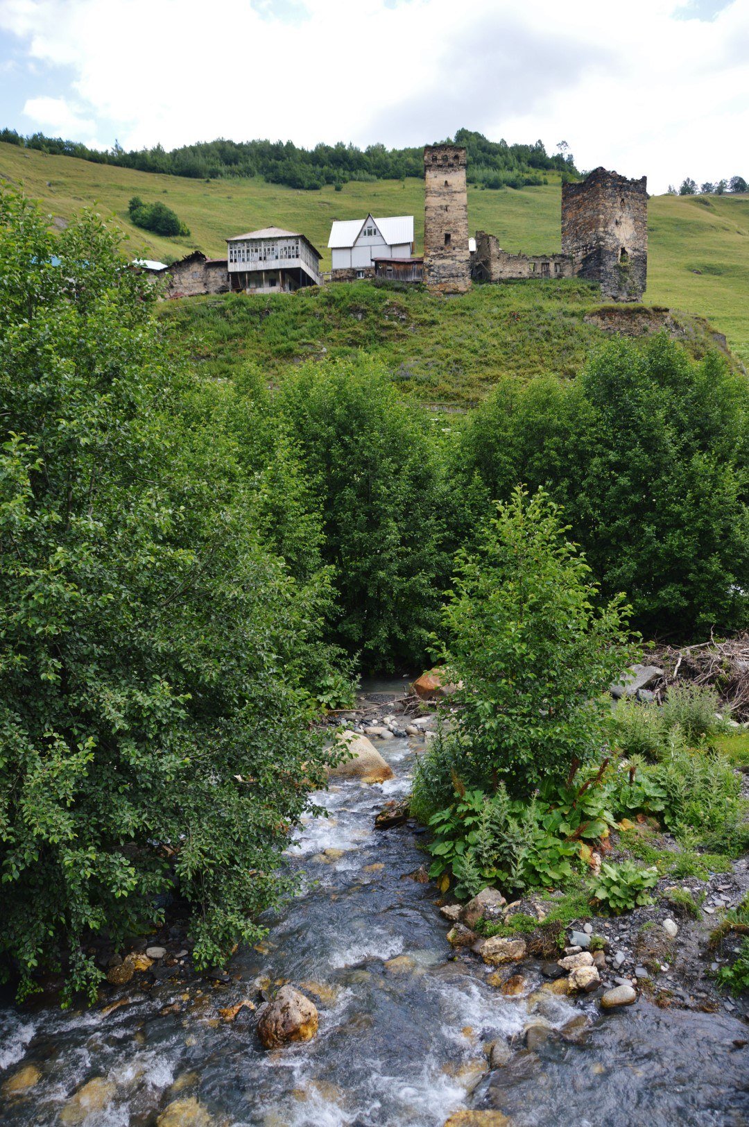 Enguri in der Nähe von Ushguli mit Wehrtürmen im Hintergrund